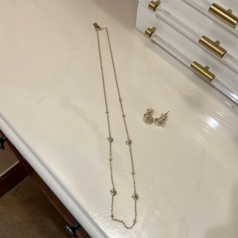 🌸🌸authentic Kendra Scott knot necklace and matching earrings 🌸🌸